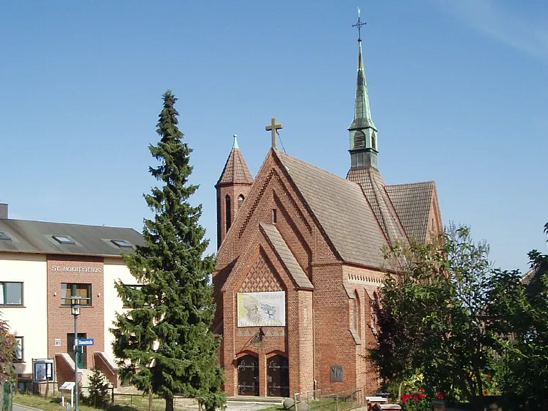 St. Bonifatius Kirche, ein Backsteingebäude mit Hauptturm.