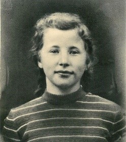 Porträt einer jungen Frau mit Zöpfen und gestreiftem Pullover.