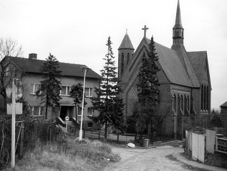 Historisches Foto einer Backsteinkirche und eines Pfarrhauses in Bergen.