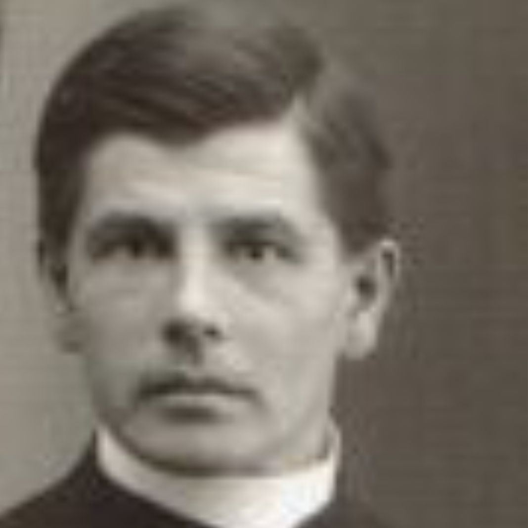 Schwarz-weiß-Porträt eines Mannes mit Schnurrbart.