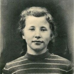 Porträt einer jungen Frau mit Zöpfen und gestreiftem Pullover.