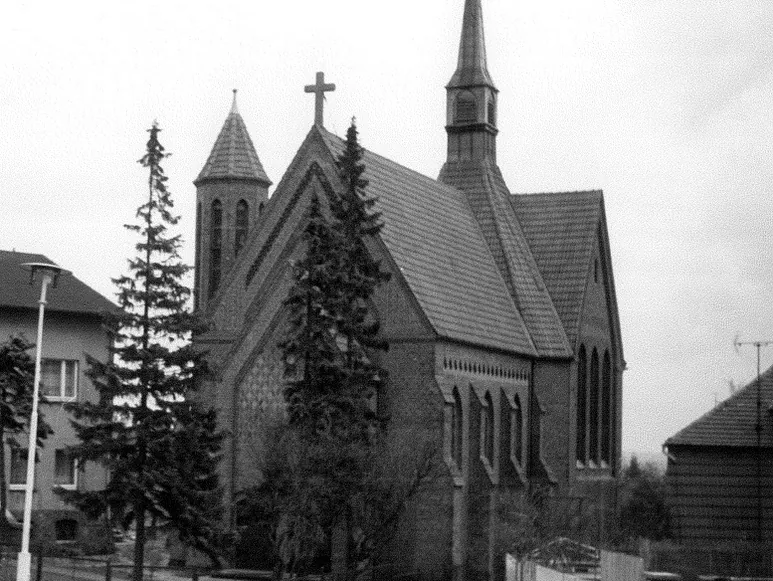 Schwarz-weiß-Foto der St. Bonifatius Kirche.