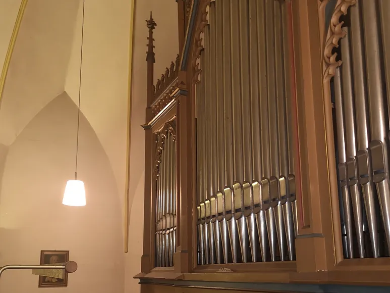 Nahaufnahme einer großen Kirchenpfeifenorgel.