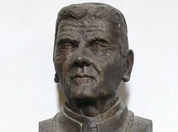 Bronze-Büste eines älteren Mannes mit Priesterkragen.
