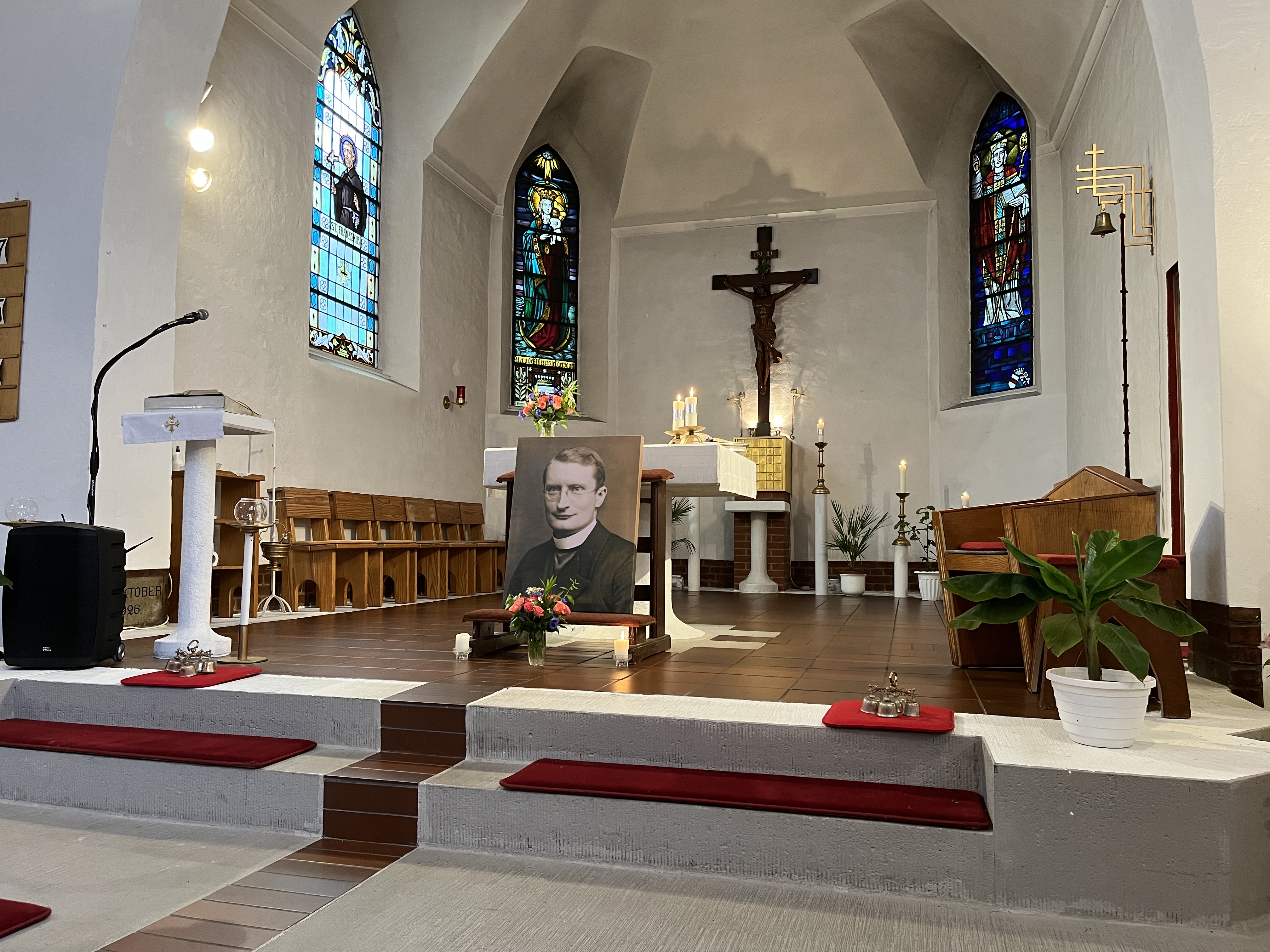 Kirchenraum für eine Gedenkfeier mit einem Porträt.